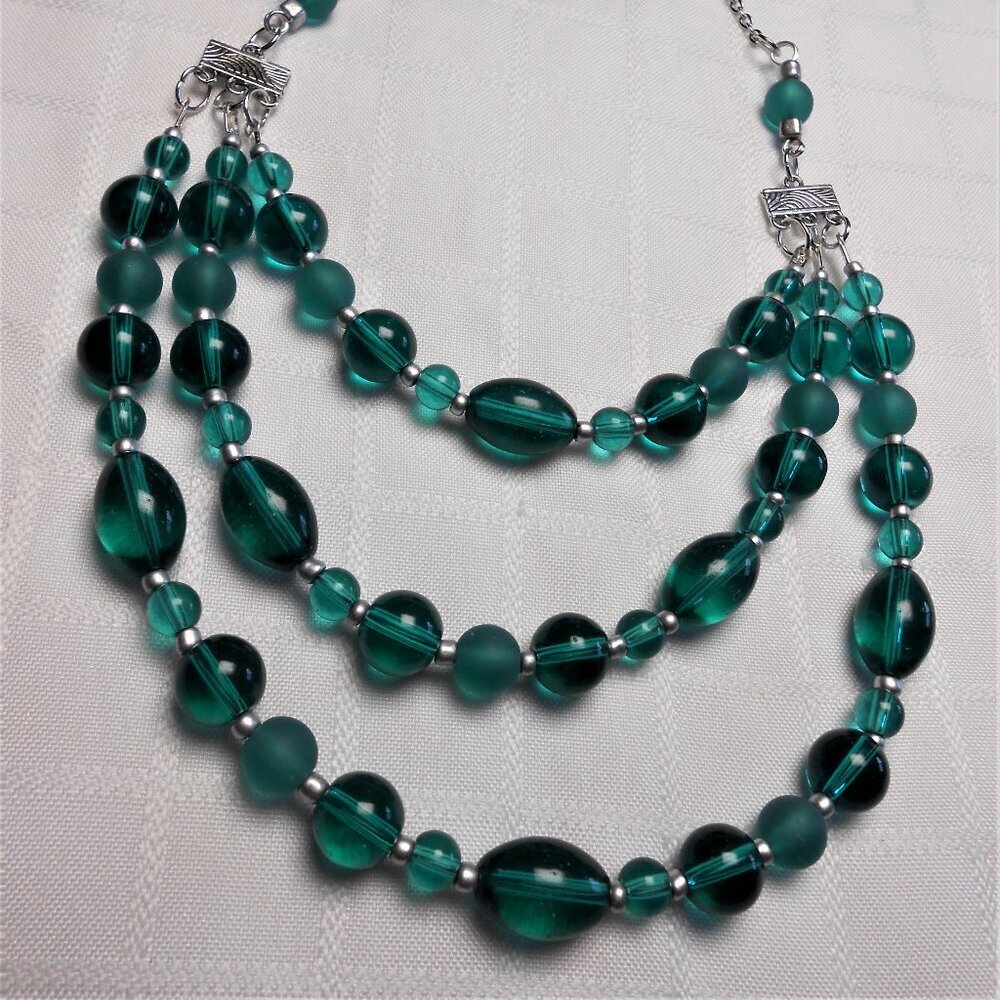 No669 Handmade necklace, bracelet and earrings with acrylic and glass beads